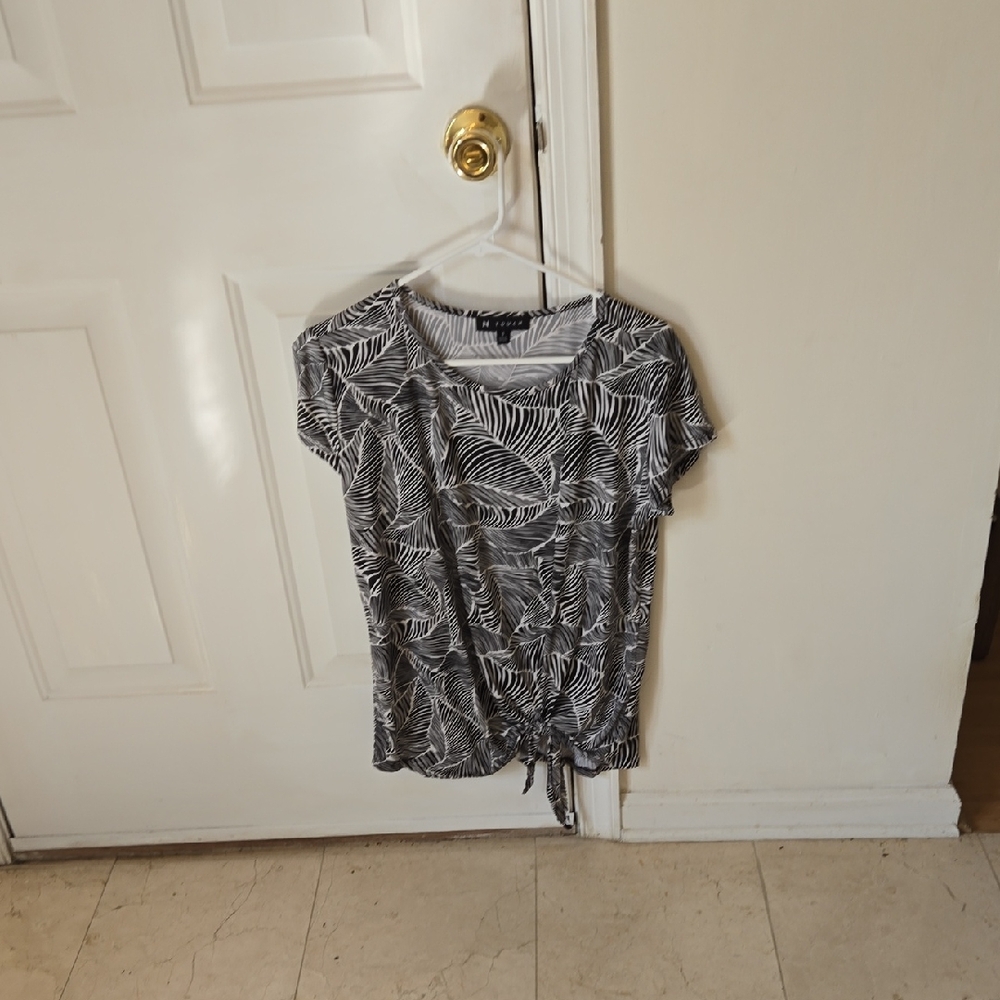 Women's Black & White Leaf-Print Tie-Hem Short Sleeve Tee